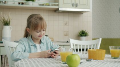 How to use a shared calendar to organize family life without constant messaging