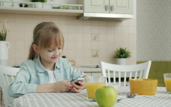 How to use a shared calendar to organize family life without constant messaging