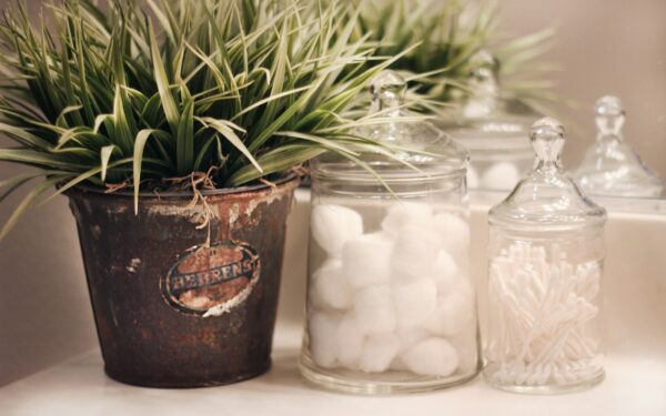 Small bathroom, less clutter: practical storage tips that really fit