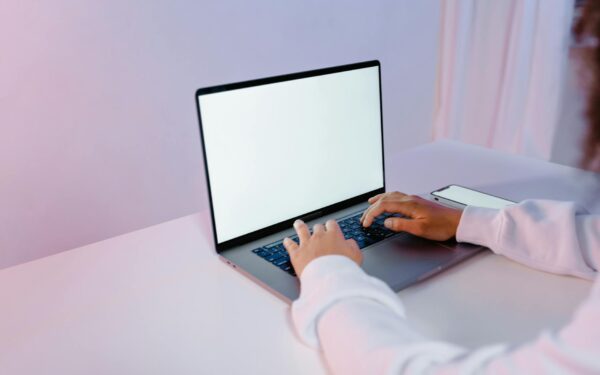 A beginner’s guide to using AI chatbots in everyday life without losing your judgment