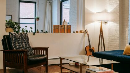 A calm corner at home: how to create a simple reading nook in any room