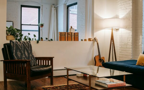 A calm corner at home: how to create a simple reading nook in any room