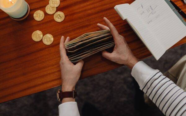 A simple guide to envelope-style money pockets for stress-free everyday cash