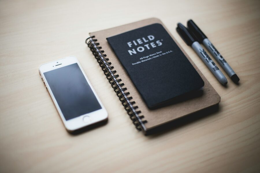 Smartphone notes app minimal desk