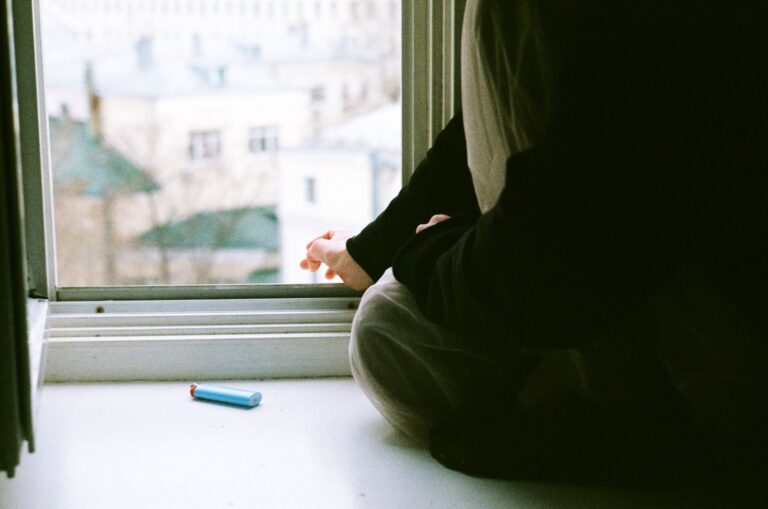 Person pausing window