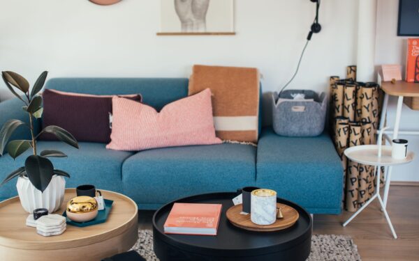 How to keep a small living room tidy and inviting every day