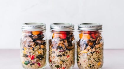 Simple make-ahead salad jars that stay crisp and help you eat well