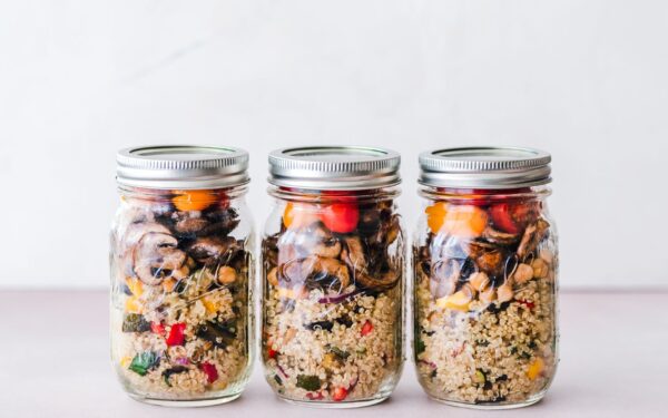 Simple make-ahead salad jars that stay crisp and help you eat well