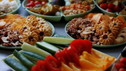 Simple snack plates for busy days: how to feed yourself well with what you already have
