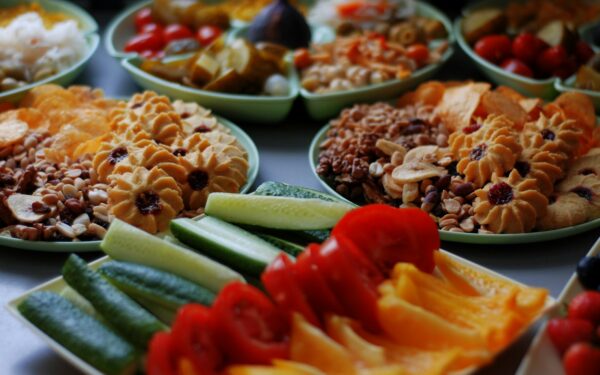 Simple snack plates for busy days: how to feed yourself well with what you already have