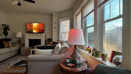 Simple sofa-side habits that keep your living room tidier without deep cleaning