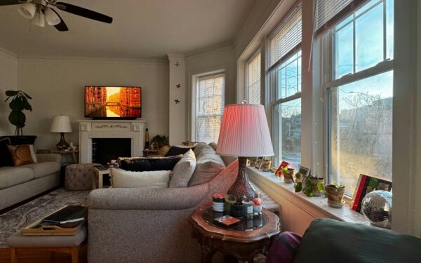 Simple sofa-side habits that keep your living room tidier without deep cleaning