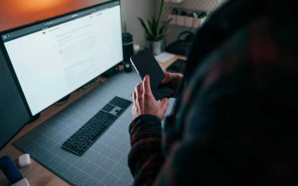 Simple ways to reduce online distractions without deleting all your apps