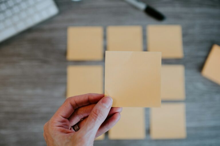 Minimal desk tidy