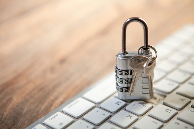 Notebook padlock smartphone