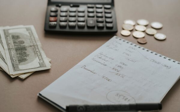 A simple guide to sinking funds: how small amounts now tame big costs later