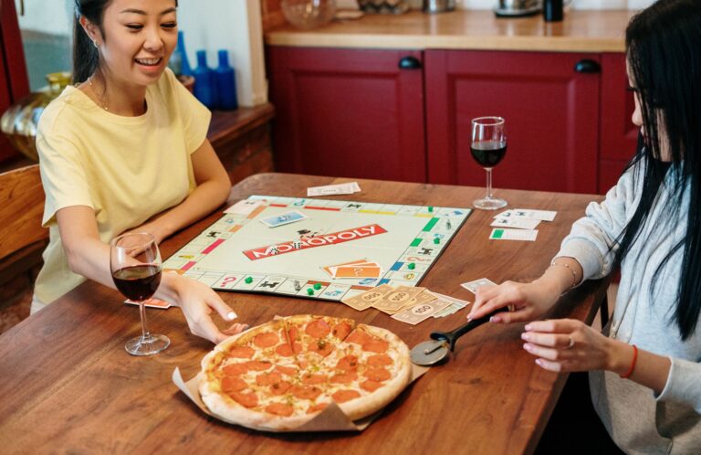 Friends eating pizza
