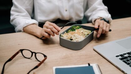 How to use a simple “no‑spend weekday” habit to save more without tracking every cent