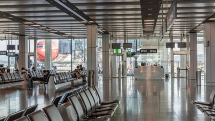 Simple airport evenings: how to make long layovers feel calmer and more useful