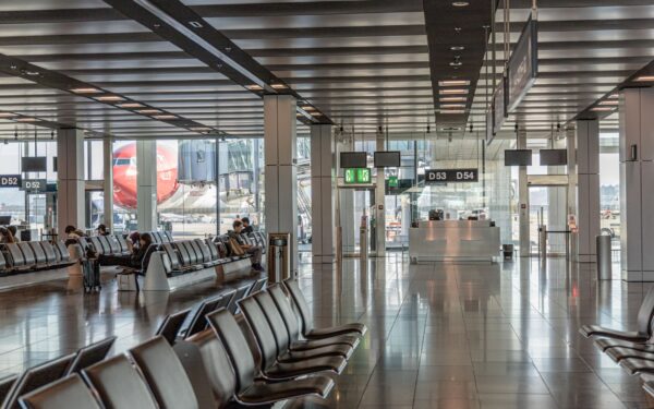 Simple airport evenings: how to make long layovers feel calmer and more useful