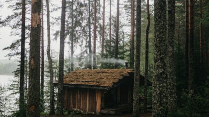 Simple cabin weekends in nature: how to plan a calm, low-stress getaway