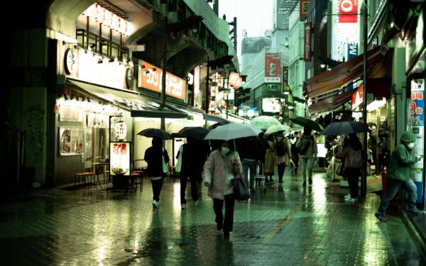 Simple evening city walks: how to discover a new place without a packed itinerary