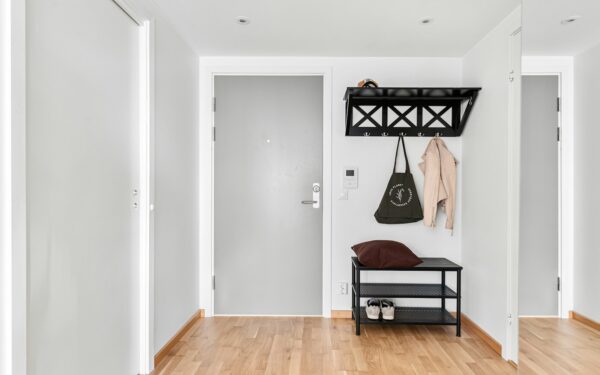 Simple hallway storage ideas that keep daily clutter from spreading