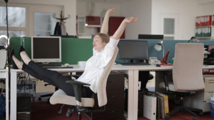 Simple stretching breaks: a realistic guide to feeling less tight in your body