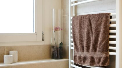 Simple towel routines that keep your bathroom feeling fresh and tidy