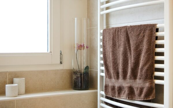 Simple towel routines that keep your bathroom feeling fresh and tidy