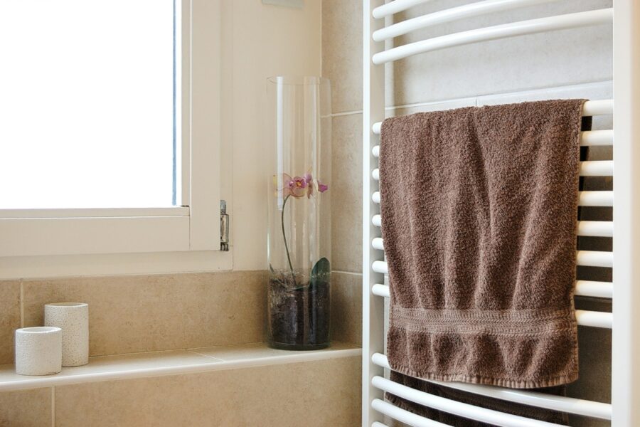 Bathroom towel rack