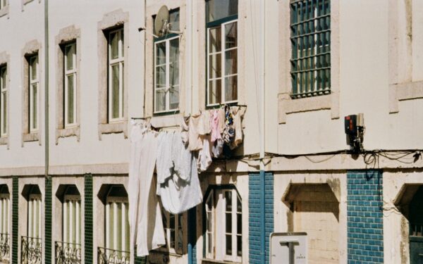 Small-space laundry drying: smart ways to air dry clothes without clutter